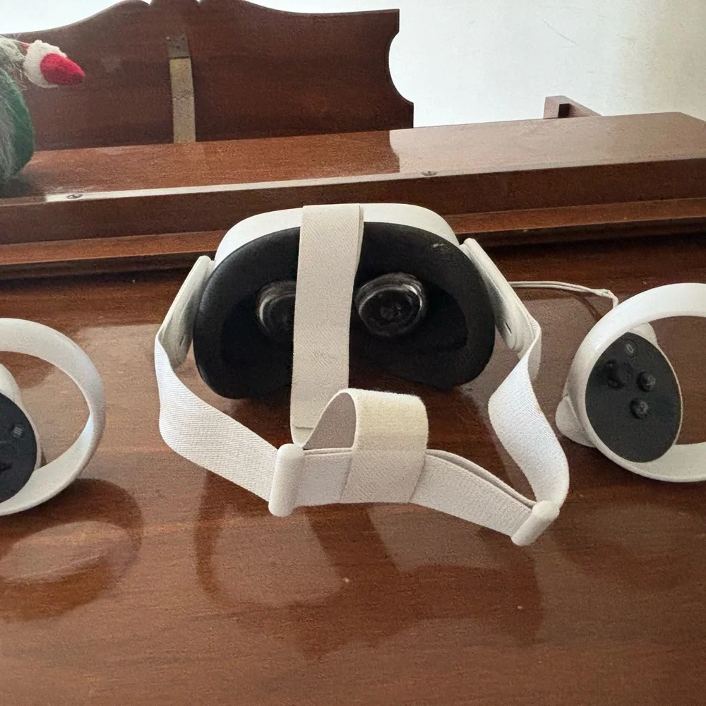 Standalone White VR Headset with Two Motion Controllers